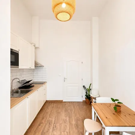 5 Station Apt, 36m2 Appartement Prague